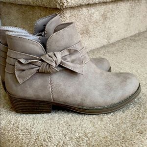 NWT So bootie w bow size 4